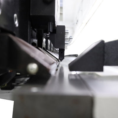 Vertikale V Schneidemaschine automatisches V der Rundfahrt-Maschine mit zwei Werkzeughaltern fugend