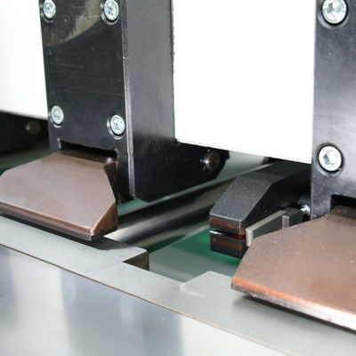 Vertikale V Schneidemaschine automatisches V der Rundfahrt-Maschine mit zwei Werkzeughaltern fugend